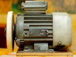 How to choose a magnetic starter and a circuit breaker for an induction motor