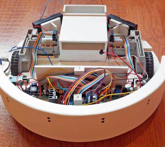 „Arduino“ robotas dulkių siurblys