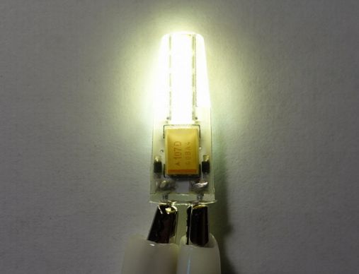Luz de uma lâmpada LED de baixa qualidade