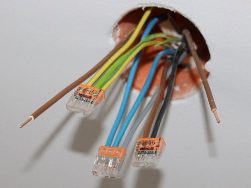 Hur man tar reda på hur mycket ström en kabel eller tråd tål