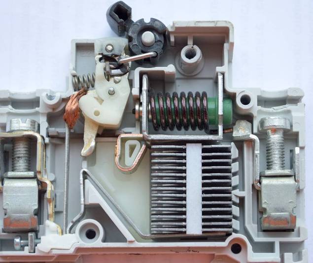El dispositivo y el principio de funcionamiento del interruptor automático.
