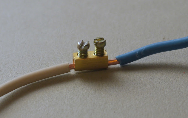 Connection of wires with screw terminal block