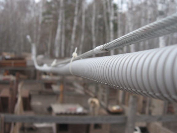 Provođenje kabela između građevina na kablu