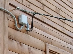 Welches Kabel kann im Freien verwendet werden und wie wird es verlegt?