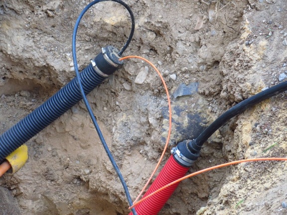 Um exemplo de tubos de vedação para colocar cabos no chão