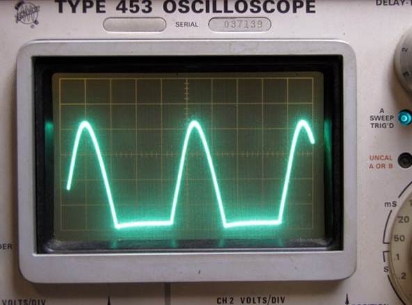 Zvlnění napětí po usměrnění na osciloskopu