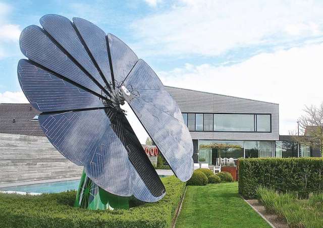 Solbatteri som vänder sig bakom solen