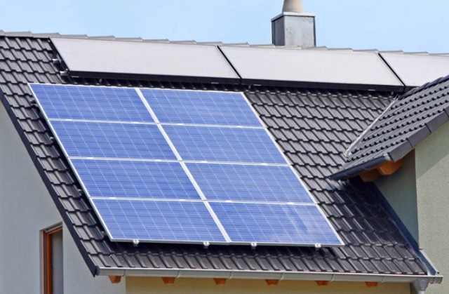 Paneles solares para alimentación autónoma en el hogar.