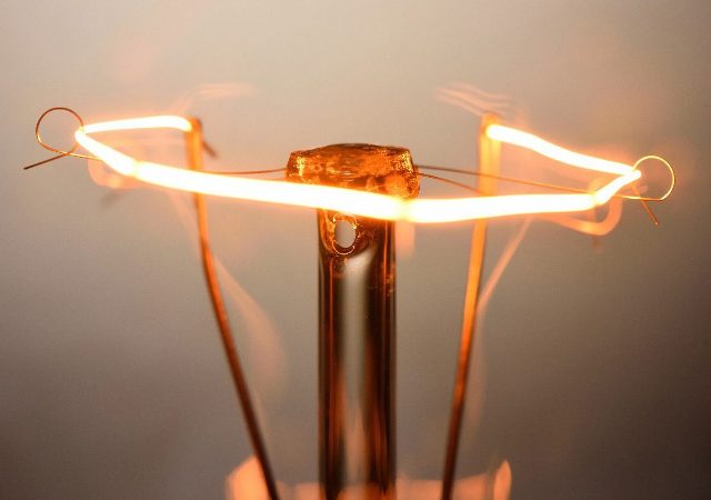 How to calculate the filament temperature of a filament lamp in nominal mode