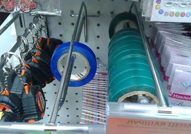 Modré elektrické pásky v obchodě
