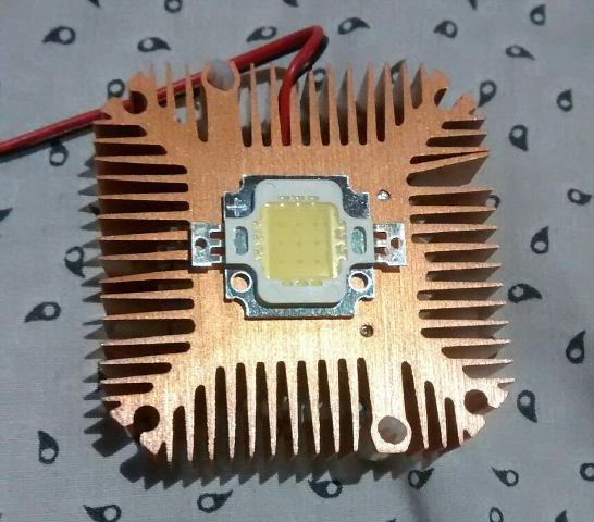 Galingas šviesos diodas ant radiatoriaus