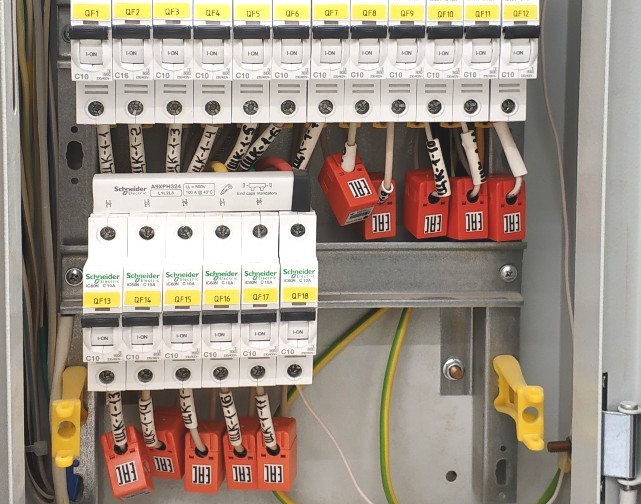 Fotografie nainstalovaných senzorů řady PAN v elektrické skříni